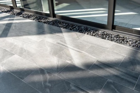 Pierre naturelle ou bois composite, quel mat&eacute;riau choisir pour une terrasse sur-mesure ?